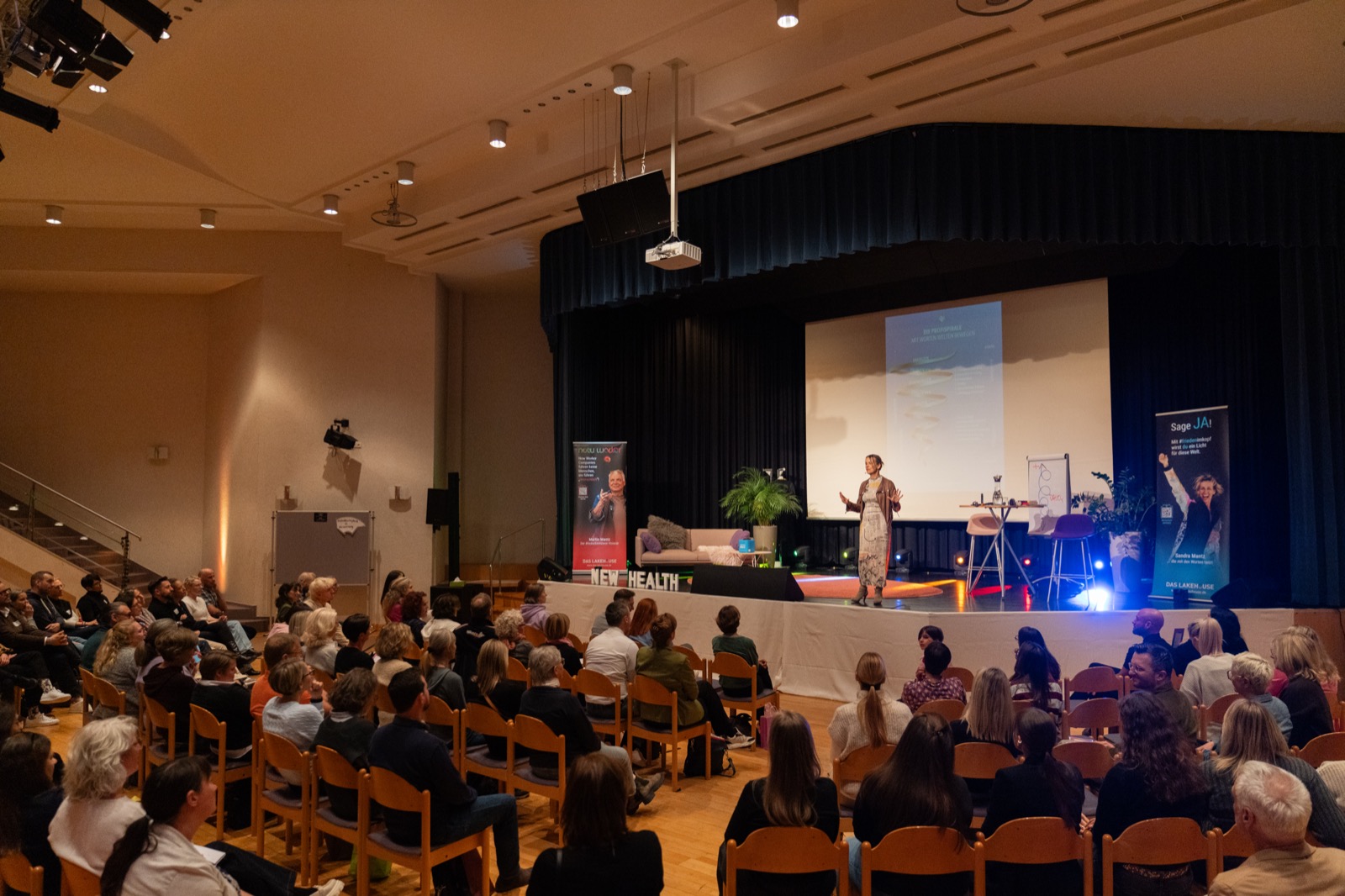 Saal mit Publikum während eines New-Worker-Vortrags